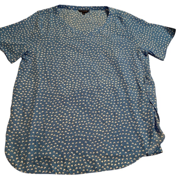 Banana Republic blue with white little floral print size XL
A32 - Picture 3 of 10